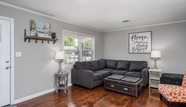 Mid Peninsula sleeps 8. Feels like home!