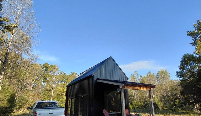 Mid-range Scandinavian loft chalet with AC/Heat, in a rural forest retreat.