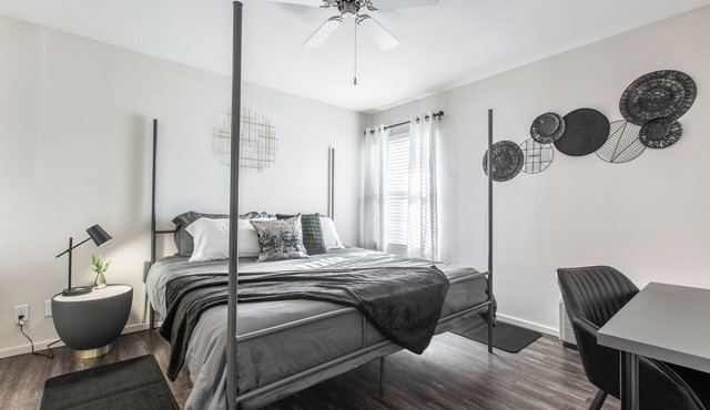 Mid-Rise Luxury 1 BR 1 BD Free Carport Parking WiFi and Dedicated Workspace