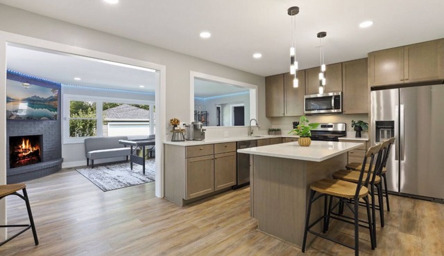 Mid-Term 4-bedroom house in fabulous Flossmoor with a Pool Table