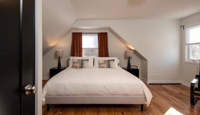 Mid-Term 4Bed/2Bath, 2x King Beds, 2x Queen Beds