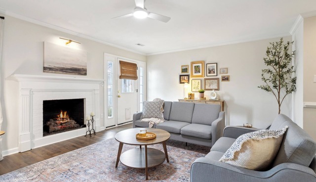 Mid-Term Rental; Charming 2-bedroom townhome in tranquil Newport News