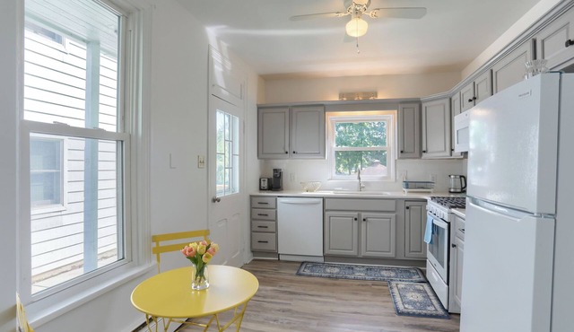 Mid Term rental : Cozy Queen Bedroom