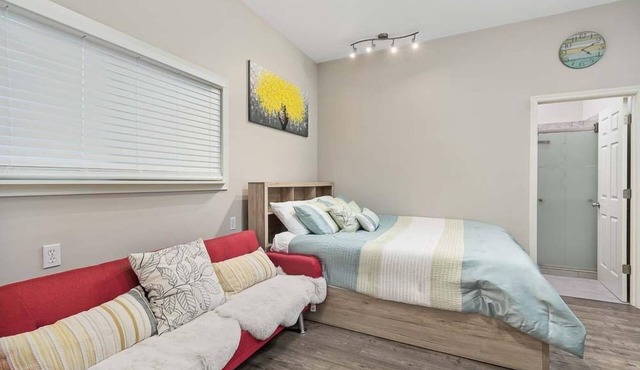 Mid Term Rental, fenced yard, near town (CoastStudio)