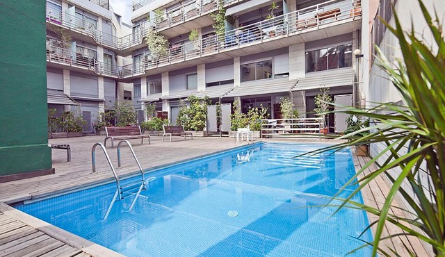 Mid-term rentals in Barcelona with Swimming Pool