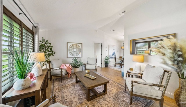 Mid Term Stays! Fully Remodeled luxury home in Deltona with Patio Area! New!