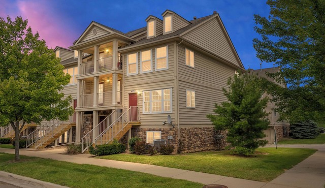 Mid Term to Long Term Stay - Cozy End Unit Condo FURNISHED with 1 car Garage!