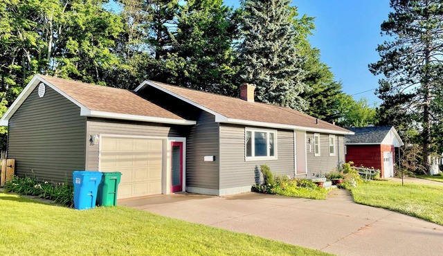 Mid to Long Term Charming 2-bedroom house in enchanting Marquette with WiFi