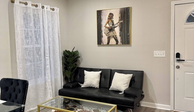 Mid-Town Cottage ~ Cozy Retreat