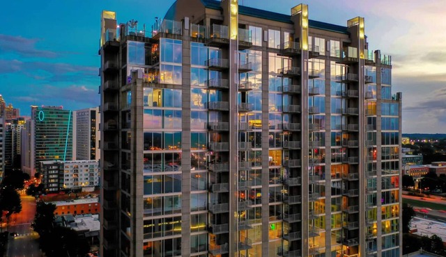 Mid-town Luxury Apt High Rise Gym Pool Parking