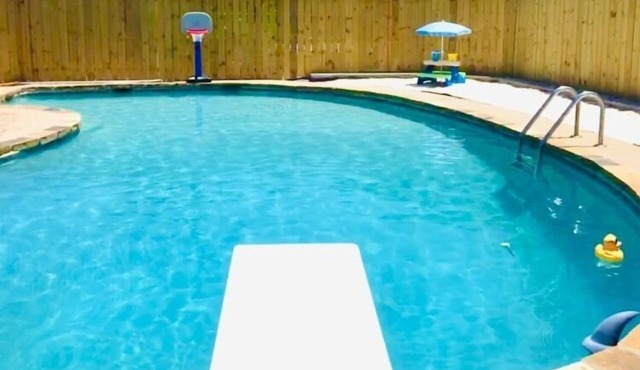 Mid-town Oasis (heated pool mid-April thru mid-October)