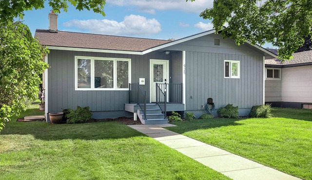Mid-Way on 3rd, Sleeps 10, Sauna and Firepit