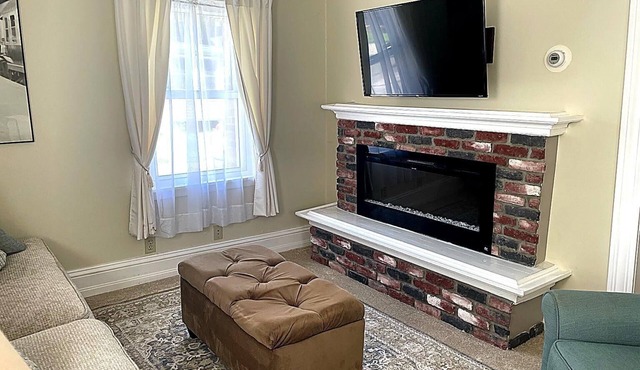 Mid-week Retreat! Work by day, play by night! Spacious 5BR Near UVM
