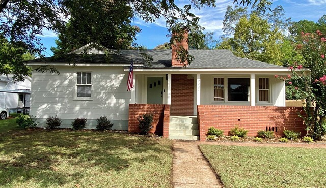 Midcentury Bungalow with 3 Bedrooms in downtown Northport, 3 miles from campus