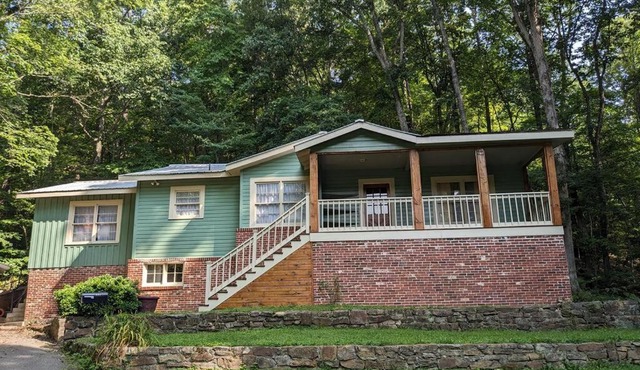 MidCentury Charm-Tranquil Setting-Walk to Downtown