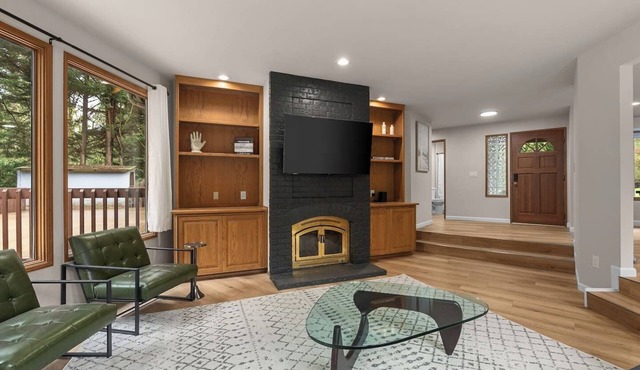 MidCentury Luxury Issaquah Home, 6 Beds, Sleeps 10