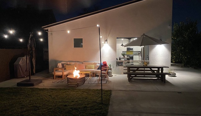 Midcentury Modern Beauty. Long Stay Discount. 5 minutes to Downtown. Love Pets!