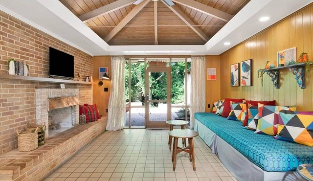 Midcentury Modern -Hot Tub - Retro Retreat