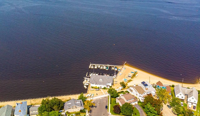 MIDCENTURY MODERN PARADISE - 4BD- HOT TUB🌊 - BAY BEACH🏖 ARCADE-BBQ- FIREPIT🔥!