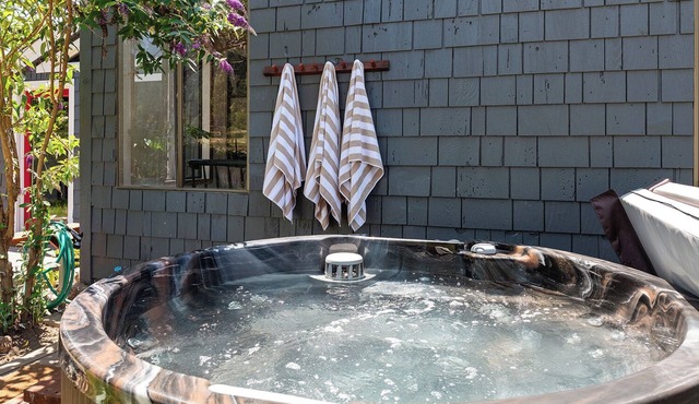 Midcentury Modern, Pet Friendly, Hot Tub!