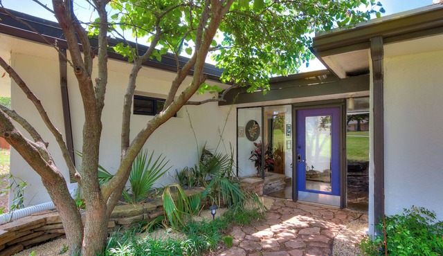 Midcentury Oasis with hot tub!