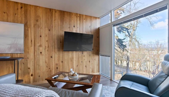 Midcentury Stay w Free Parking