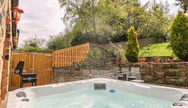 MIDDLE BARN, family friendly, character holiday cottage in Haworth