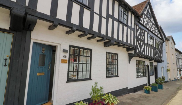 MIDDLE COTTAGE, family friendly, character holiday cottage in Ludlow