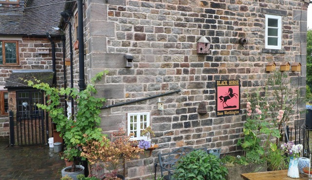 MIDDLE COTTAGE, romantic, character holiday cottage in Endon