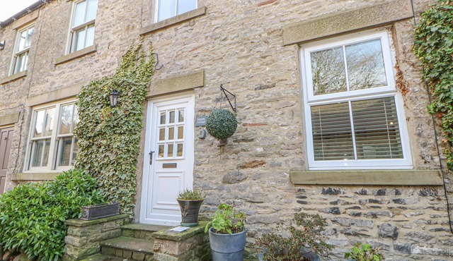 MIDDLE COTTAGE, pet friendly, character holiday cottage in Middleham