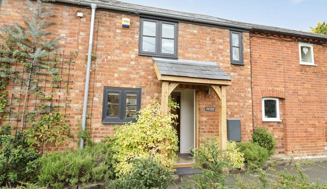 MIDDLE COTTAGE, pet friendly, with a garden in Priors Marston