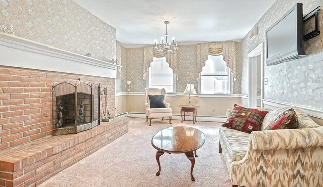 MIDDLE CREEK MANOR 12 BEDS & 13 BATHS