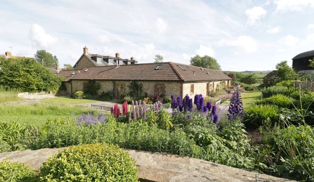 MIDDLE FARM ANNEX, family friendly, with open fire in Long Bredy