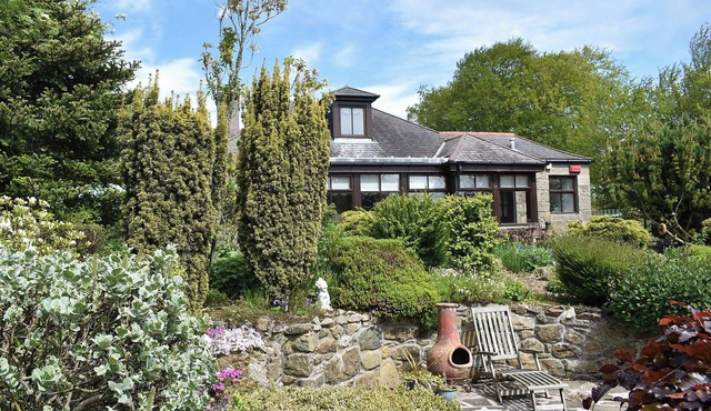 Middle Lodge enjoys a rural, south facing setting and is a gardener’s delight.