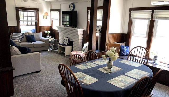 Middle of the strip! Lake Escape TOO, Sleeps 11, on private lane with lake view.