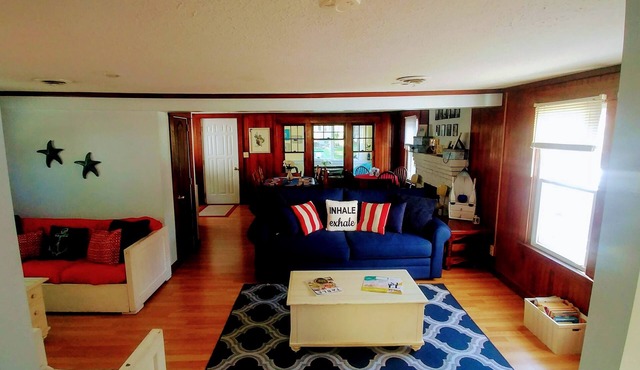 Middle of the strip! Lake Escape Cottage, Sleeps 10, Private Lane with Lake View