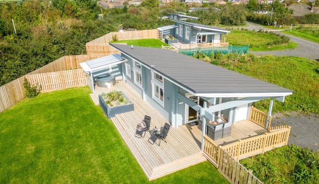 Middle Thorne, Great Field Lodges