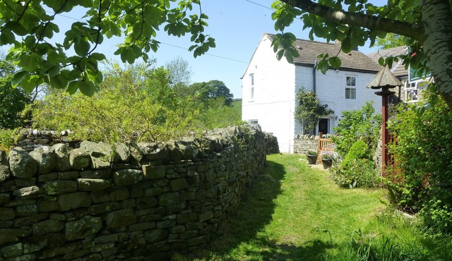 MIDDLEHOPE COTTAGE, pet friendly, with open fire in St John's Chapel