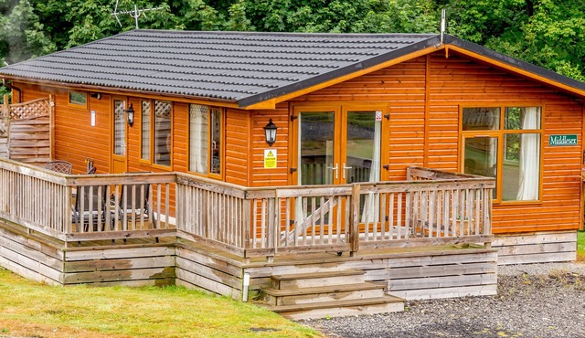 MIDDLESEX LODGE, pet friendly, character holiday cottage in Kiplin