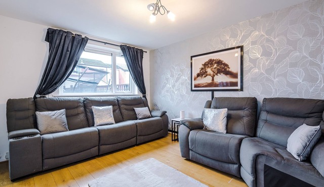 Middleton | 4 Bed | Free Parking | Long stays