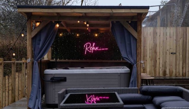 Middleton Inn- Large 4 Bed Cottage with Hot Tub