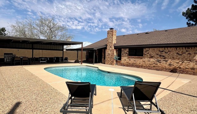 Midland Luxe Stay- Private Pool- Sleeps 8 - Dedicated Workspace- Pool Table