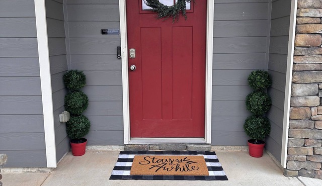 Midland Manor, your home away from home! PS5, 86in tv, pool table, BBQ & more!