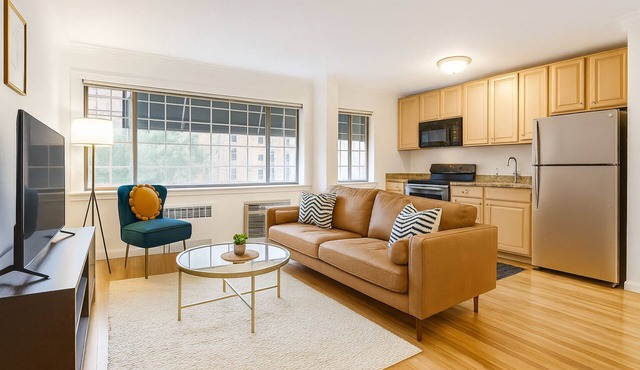 MidMod 2bdrm with rooftop, walk to Rose Medical