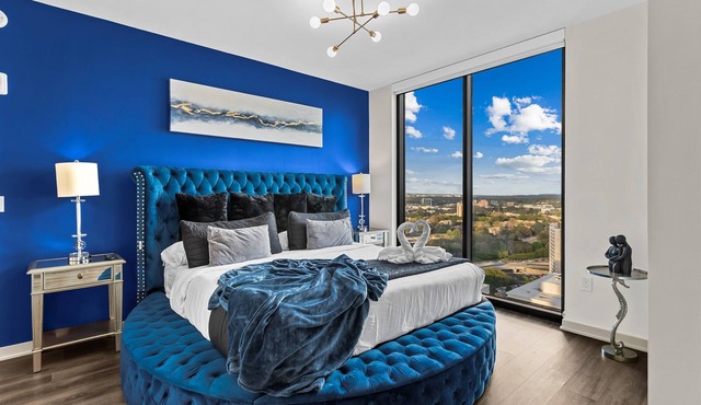 Midnight Oasis – Executive Stay | 25th-Floor Luxury Suite with Skyline Views