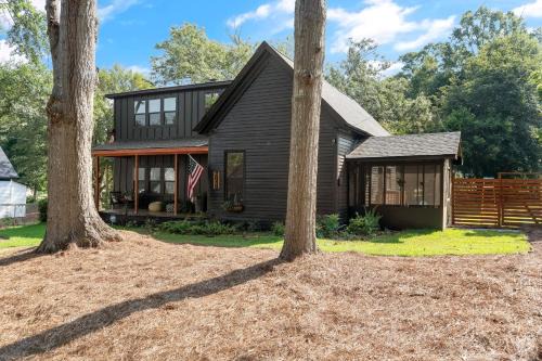 Midnight Sanctuary at Mystic Falls - 3 Bedrooms and 2 Bathrooms 1 Mile from Clocktower, Mystic Grill and the Square