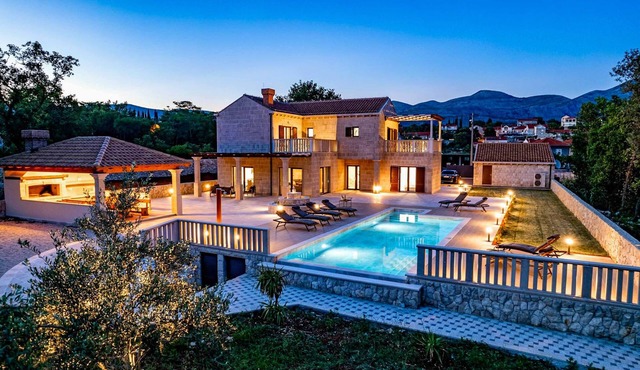 Midnight Serenity - Four Bedroom Villa, Sleeps 8