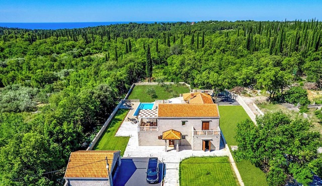 Midnight Serenity - Four Bedroom Villa, Sleeps 8