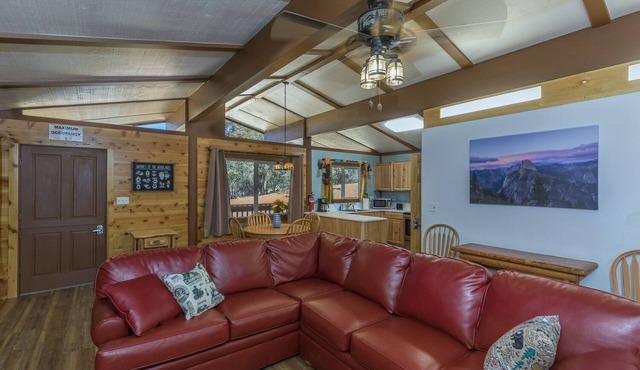 Midpines Cabin-private, peaceful mountain cabin- 30 miles to Yosemite entrance!