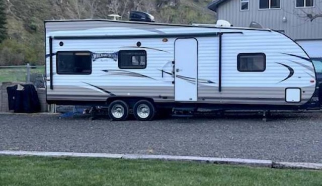 Midsize Camper Sleeps 4 cornhole Backyard Parking A/C